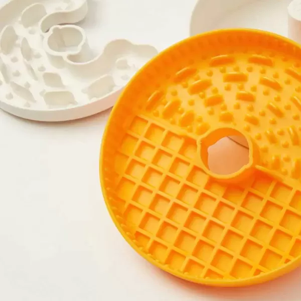 puzzle_feeder_lick_bowl_geel_lite_voor_kleine_honden_3.webp Puzzle Feeder Lick Bowl Geel Lite (Voor Kleine Honden) | The Dog Lounge Hot